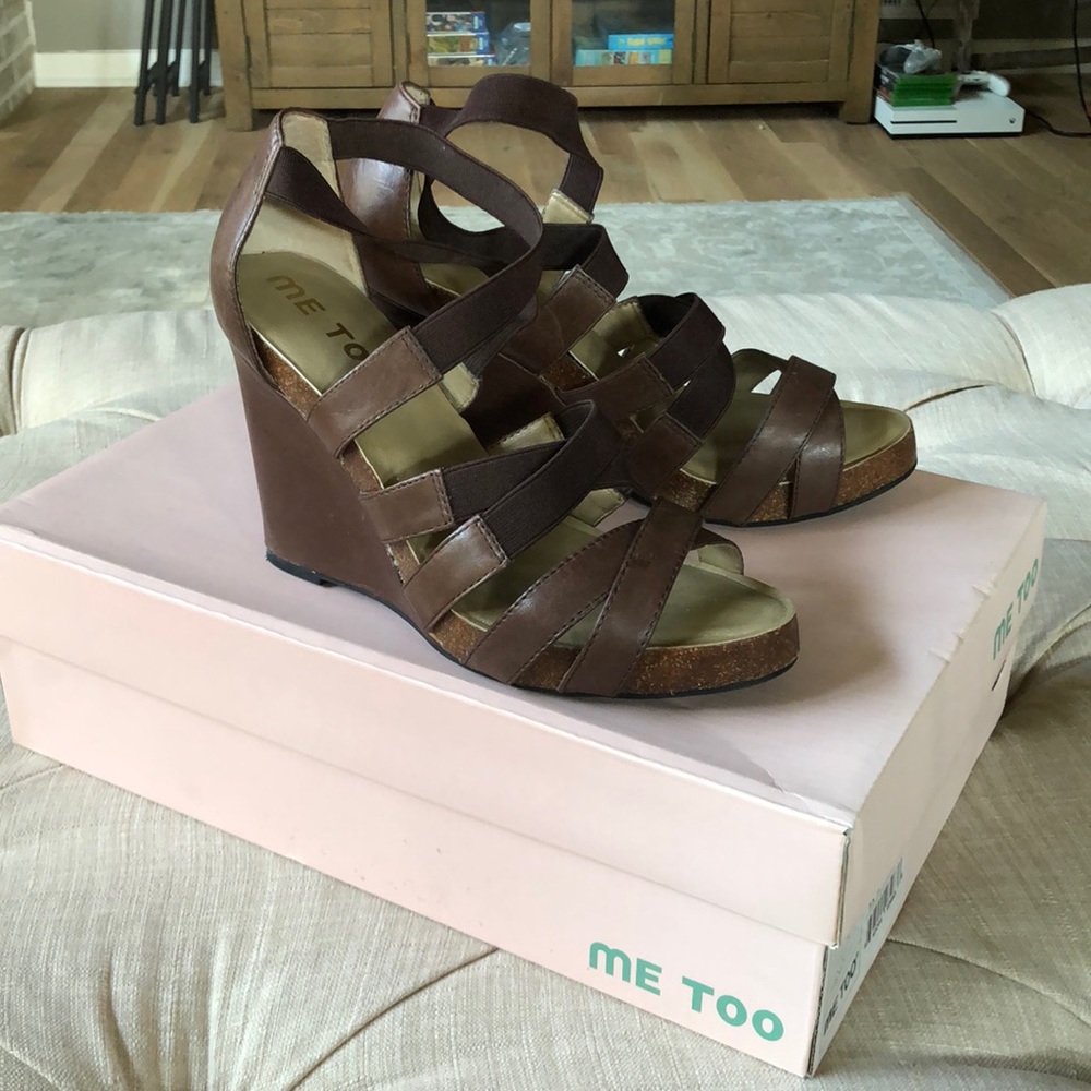 me too Women’s “Foxy6” Wedge Heel 7.5M Coffee